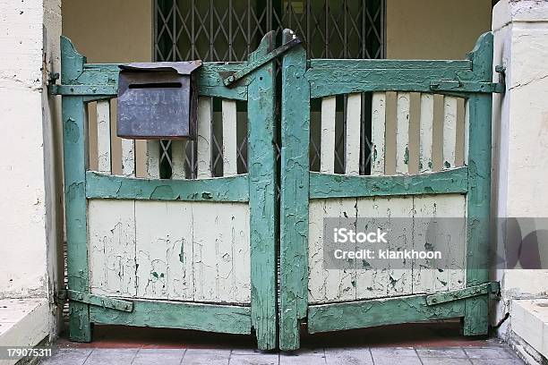 Portão Porta - Fotografias de stock e mais imagens de Abandonado - Abandonado, Caixa, Caixa de Correio