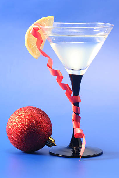 szkło z martini i czerwony boże narodzenie ozdoby - martini cocktail christmas blue zdjęcia i obrazy z banku zdjęć