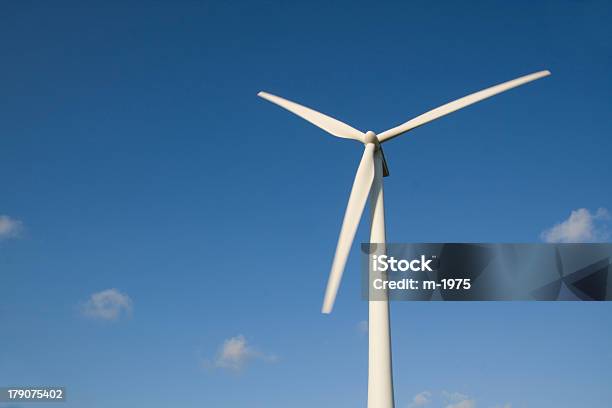 Energia Eolica - Fotografie stock e altre immagini di Gas di scarico - Gas di scarico, Saldi, Turbina a vento