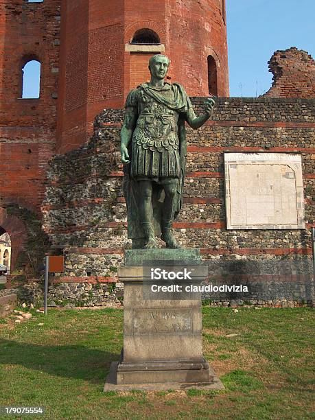 Estátua De Júlio César - Fotografias de stock e mais imagens de Arcaico - Arcaico, Cultura Italiana, Estilo clássico