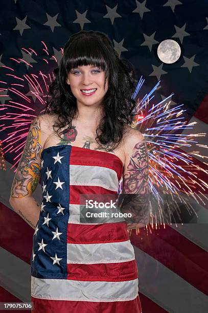 Mujer En Fuegos Artificiales En Una Bandera Foto de stock y más banco de imágenes de Veterano de Guerra - Veterano de Guerra, Bandera estadounidense, Fuego artificial