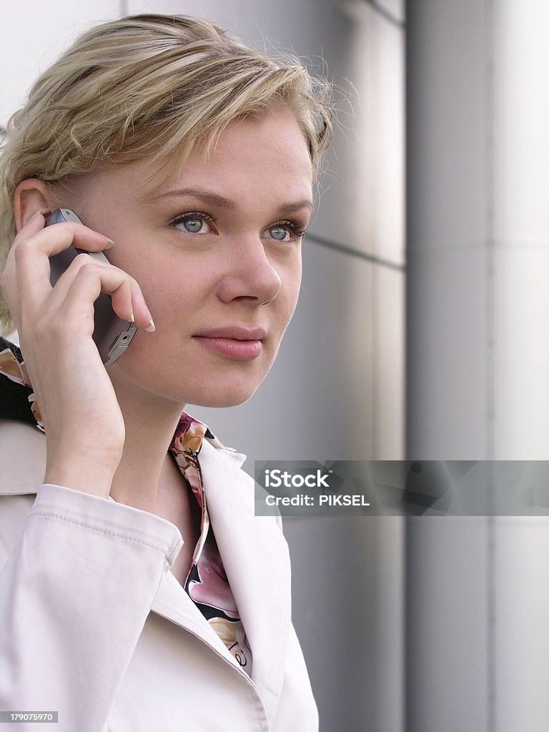 Mujer de negocios usando un teléfono móvil - Foto de stock de Adulto libre de derechos