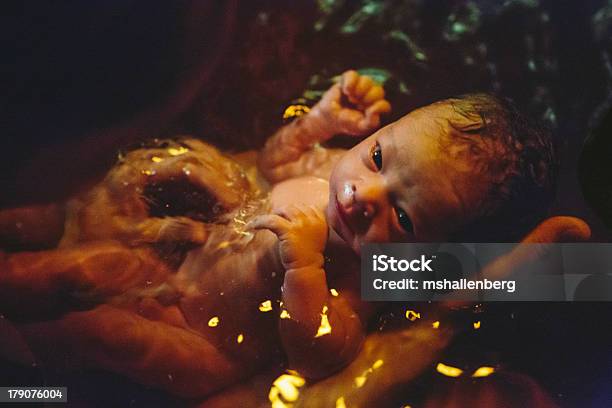 Neonato Bagno Nella Vasca Per Il Parto - Fotografie stock e altre immagini di Nuova vita - Nuova vita, Parto in acqua, Nascita in casa