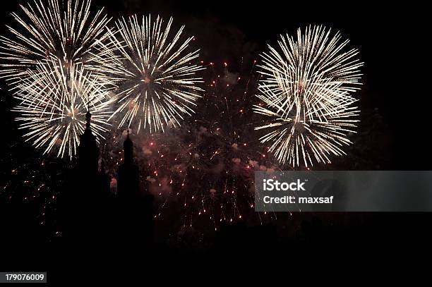 Schönes Feuerwerk Stockfoto und mehr Bilder von Bildhintergrund - Bildhintergrund, Bunt - Farbton, Dunkel