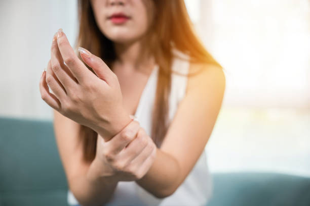 アジアの女性の手の問題の怪我は、関節の痛みを感じています - sprain human joint palm human arm ストックフォトと画像