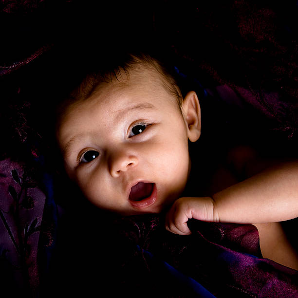три месяца старый ребенок в драматическое освещение - baby thinking light content стоковые фото и изображения