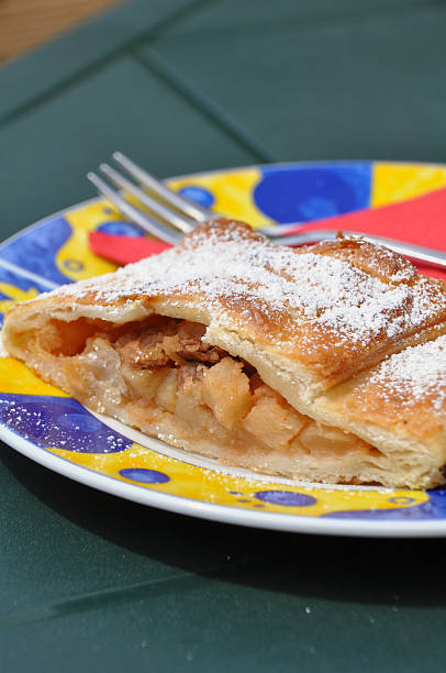 strudel aux pommes - stroodle photos et images de collection