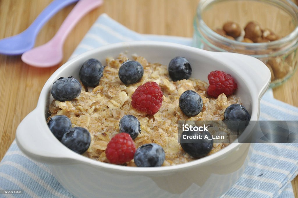 porridge avec des fruits rouges frais - Photo de Aliment libre de droits