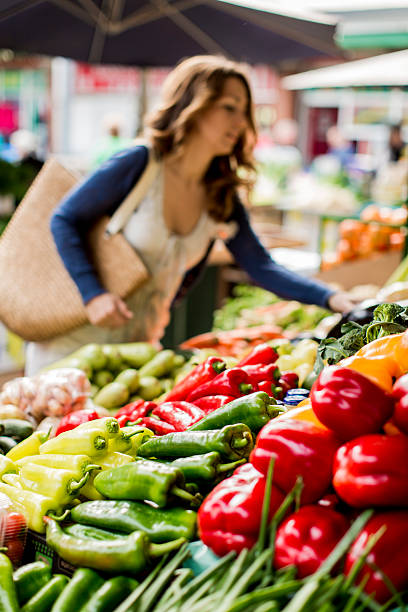 warzywa na targu z młoda kobieta - organic farmers market market vegetable zdjęcia i obrazy z banku zdjęć