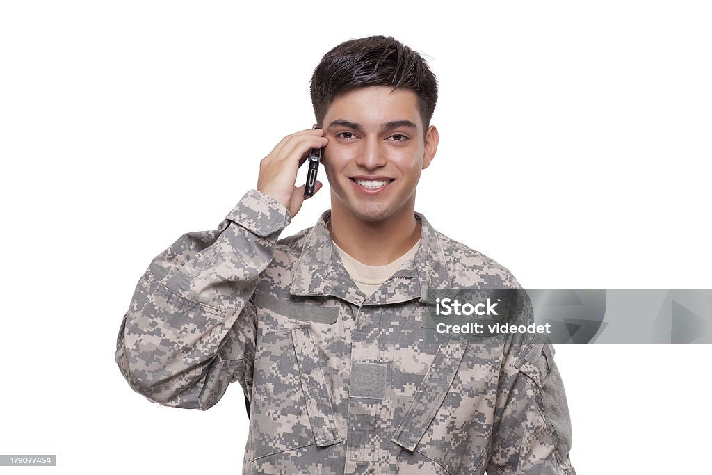 Ritratto di un veterano militare parlando al telefono - Foto stock royalty-free di Abbigliamento mimetico
