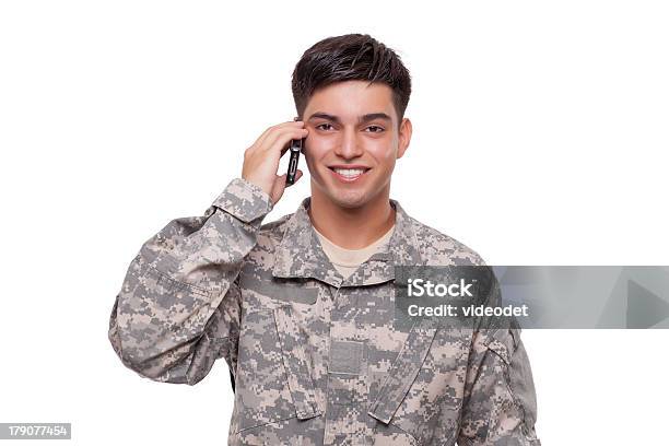Portret Typu Army Weteran Rozmawia Przez Telefon - zdjęcia stockowe i więcej obrazów 20-29 lat - 20-29 lat, Armia, Białe tło
