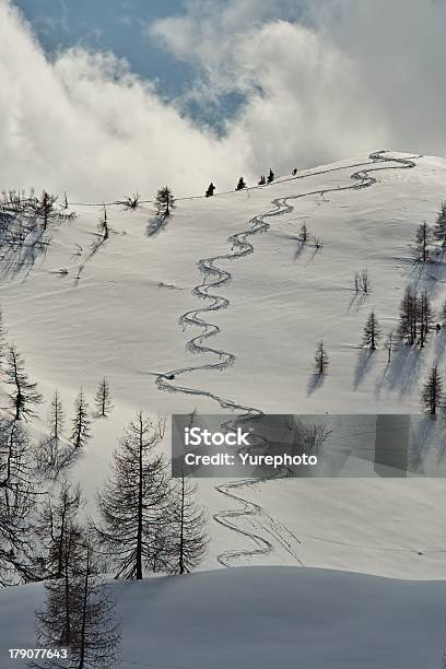 Pista De Esquí Foto de stock y más banco de imágenes de Aire libre - Aire libre, Alpes Europeos, Colina