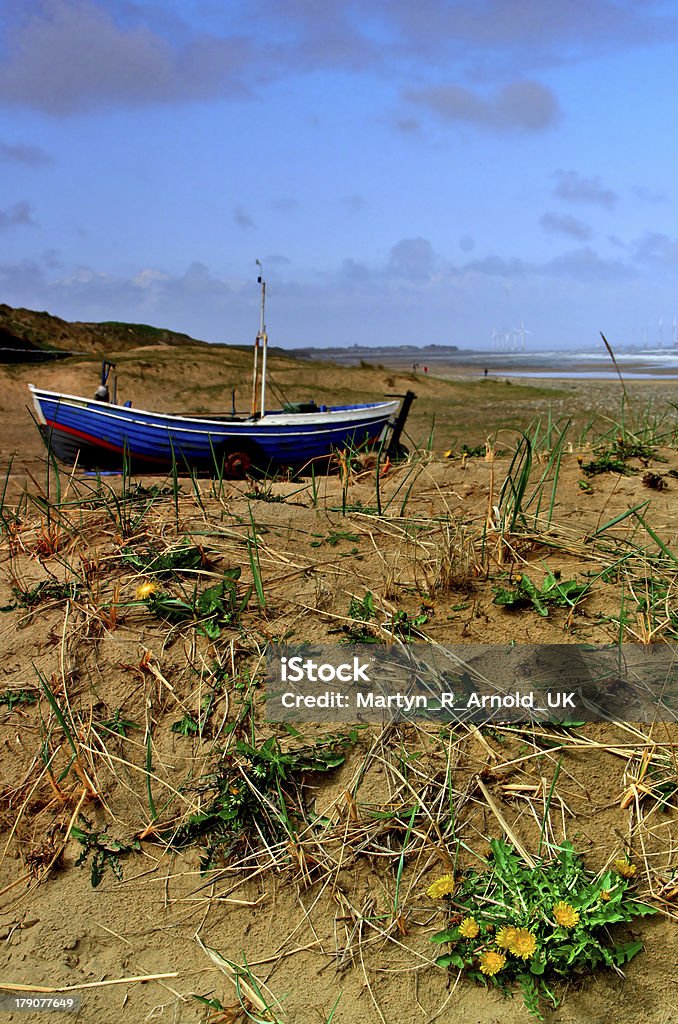 Vieux bateau de pêche sur la plage de sable blanc déserte - Photo de Angleterre libre de droits