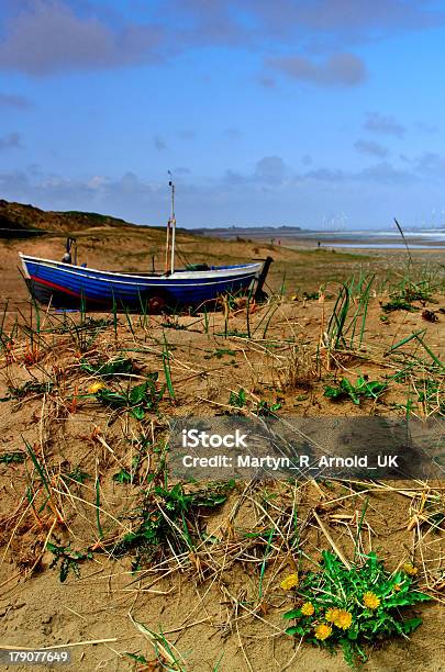 Vecchia Barca Da Pesca Sulla Spiaggia Deserta Di Sabbia - Fotografie stock e altre immagini di Ambientazione esterna