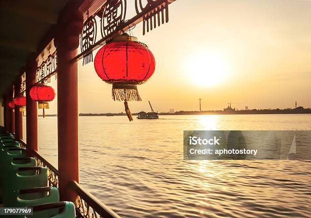 Barco De Cruzeiro Do Rio Songhua - Fotografias de stock e mais imagens de Ajardinado - Ajardinado, Anoitecer, Antigo