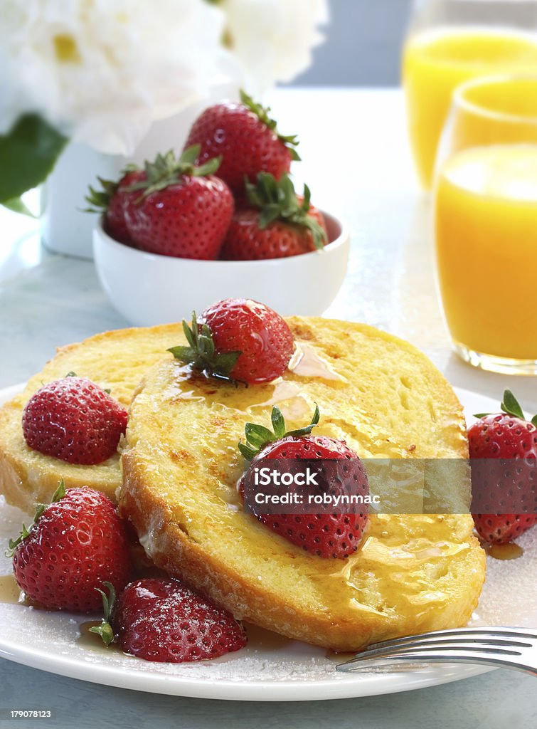 Toast français avec des fraises - Photo de Pain perdu libre de droits