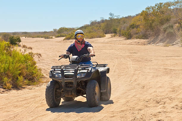 atv à mexico - fourwheeler photos et images de collection