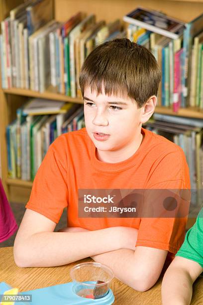 Estudante Estudar Ciência - Fotografias de stock e mais imagens de 8-9 Anos - 8-9 Anos, Aluno da Escola Primária, Amarelo