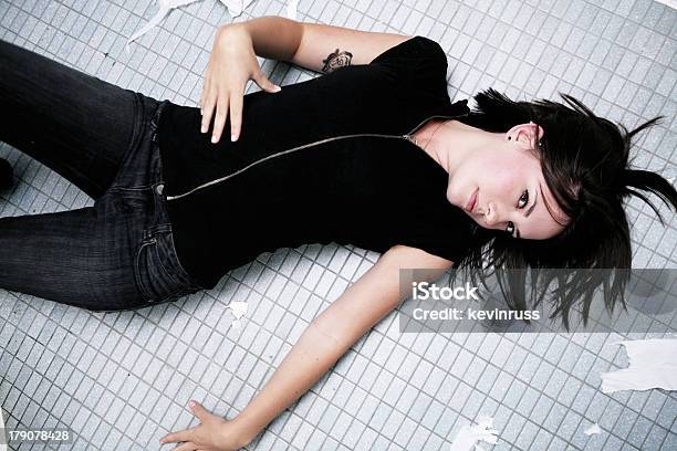 어린 소녀 편이형 공개 요실 타일 바닥에 대한 스톡 사진 및 기타 이미지 - 타일 바닥, 휴식, 갈색 머리