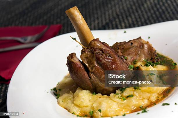 Agnello Brasato Con Sugo Con Purè Di Codolo - Fotografie stock e altre immagini di Agnello - Animale - Agnello - Animale, Stinco - Taglio di carne, Brasato