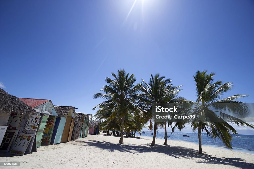Bella spiaggia dei Caraibi - Foto stock royalty-free di Abbigliamento casual