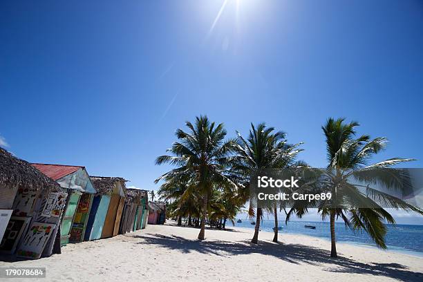 Bella Spiaggia Dei Caraibi - Fotografie stock e altre immagini di Abbigliamento casual - Abbigliamento casual, Acqua, Albero