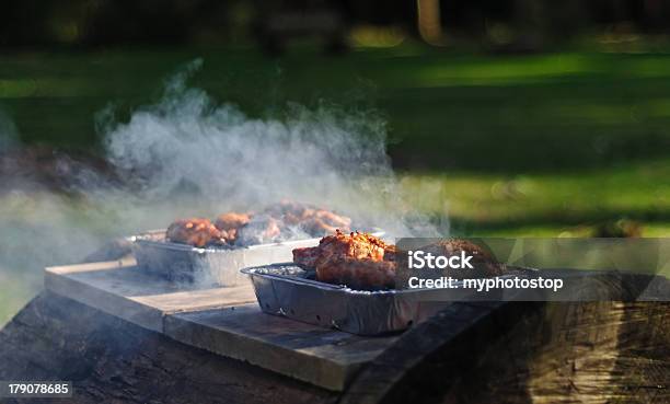 Barbacoa Con Humo Foto de stock y más banco de imágenes de Barbacoa - Comida - Barbacoa - Comida, Desechable, Parrillera