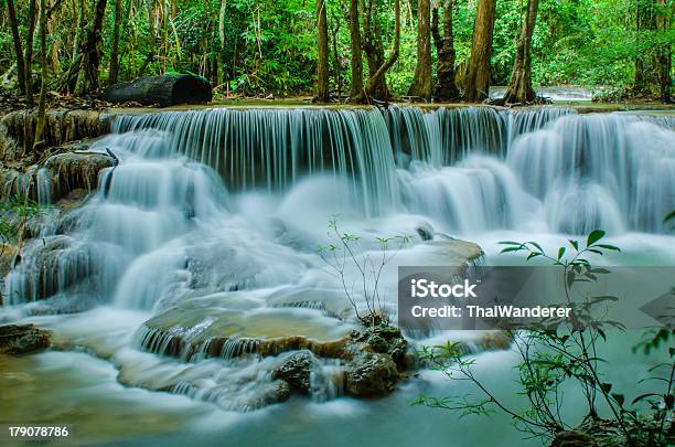 Huay Mae Khamin Queda De Água - Fotografias de stock e mais imagens de Ao Ar Livre - Ao Ar Livre, Borrifo, Cair