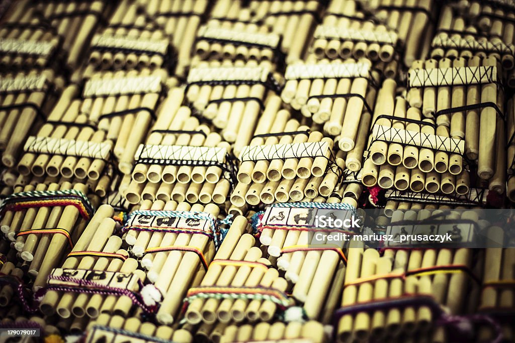 Auténtica south american panflutes en el mercado local, Perú. - Foto de stock de América del Sur libre de derechos