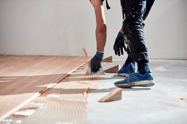 istock Professional handyman installing laminate flooring in a new apartment. 1790792397