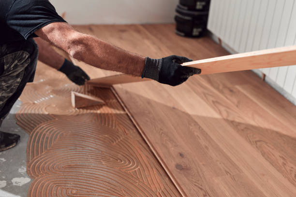 istock Professional handyman installing laminate flooring in a new apartment. 1790792946