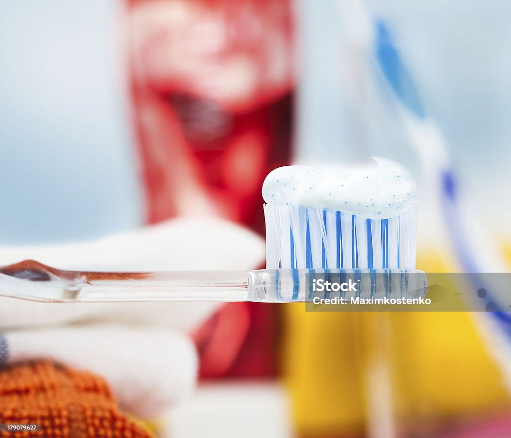 Detalhe de uma escova de dente com pasta de Dentista - Foto de stock de Cuidado royalty-free