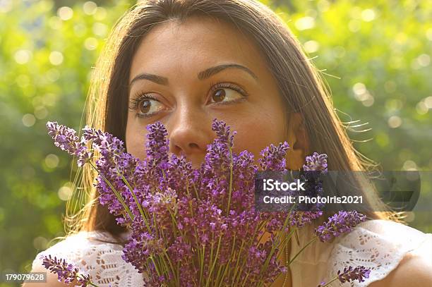 Menina Bonita Com Um Ramo De Lavanda - Fotografias de stock e mais imagens de Adolescente - Adolescente, Adulto, Beleza