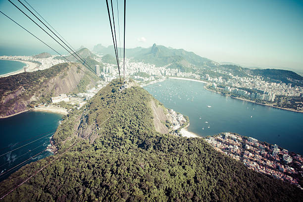 la funivia a pan di zucchero a rio de janeiro - rio de janeiro night sugarloaf mountain corcovado foto e immagini stock