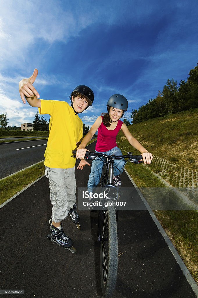 Dziewczynka i chłopiec ćwiczyć na świeżym powietrzu - Zbiór zdjęć royalty-free (14-15 lat)
