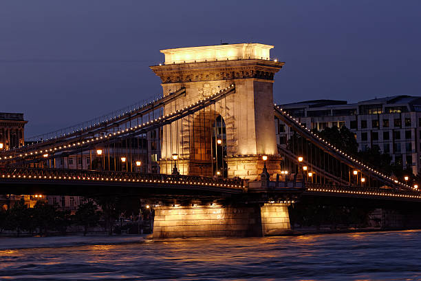 istock Night image of the hungarian chain Bridge 179080985