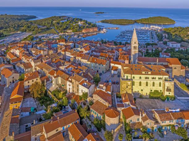 imagen panorámica con dron de la ciudad portuaria croata de vrsar en el fiordo de limski desde el campanario de la iglesia - morning croatia blue sea fotografías e imágenes de stock