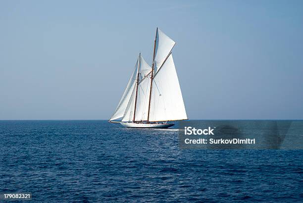 Photo libre de droit de Bateau À Voile banque d'images et plus d'images libres de droit de Angle de prise de vue - Angle de prise de vue, Antiquités, Aventure