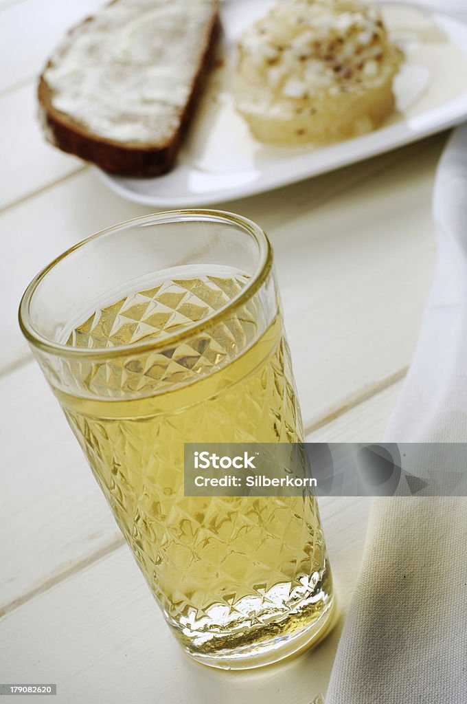 Äppler + Handkäs´mit Musik - Cider and cheese appler im Gerippten + HandkAs mit Musik - traditional hessian food. appler is a strong sort of cider which is traditional for the hessian area. Cider + cheese. Bread Stock Photo