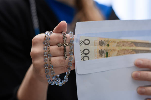 różaniec i koperta z pieniędzmi w ręku - nun praying clergy women zdjęcia i obrazy z banku zdjęć