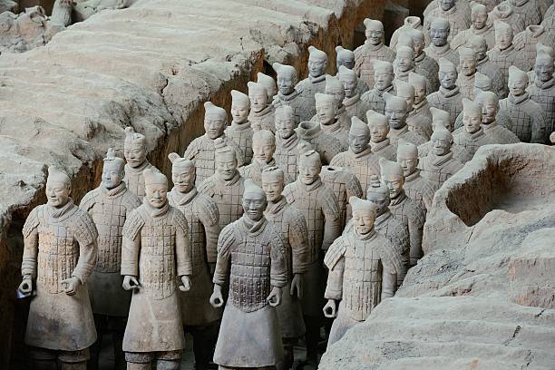 「テラコッタウォリアーズの qinshihuang - terracotta soldiers xian terracotta emperor ストックフォトと画像