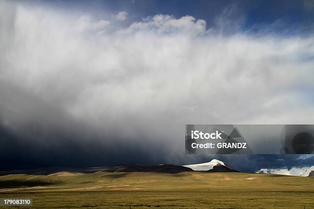 Cumulus Thunderstorm Clouds Hoch Stockfoto und mehr Bilder von Abstrakt - Abstrakt, Bedeckter Himmel, Berg