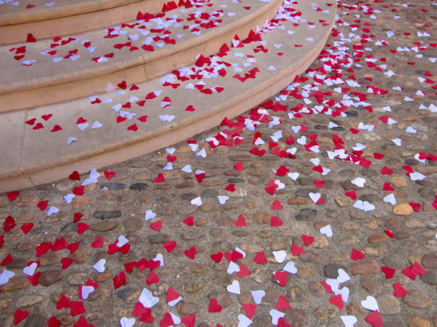 confettis de mariage en forme de coeur - h shaped photos et images de collection