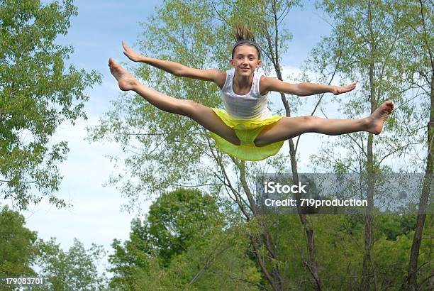 Menina Saltar Sobre Um Trampolim - Fotografias de stock e mais imagens de Meninas Adolescentes - Meninas Adolescentes, Espacate, Descalço