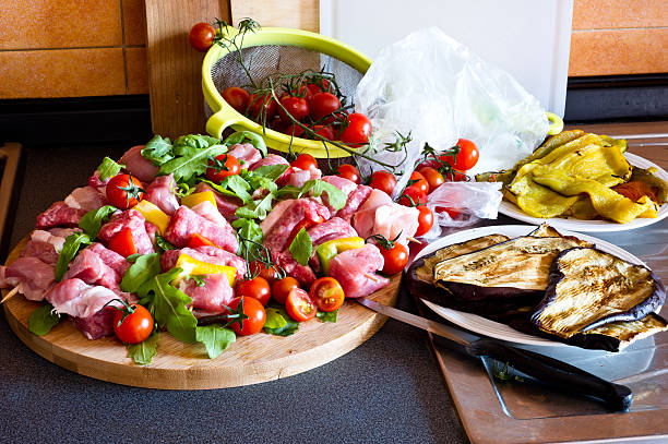Vorbereiten Gemüse und Fleisch in der Küche Bord – Foto