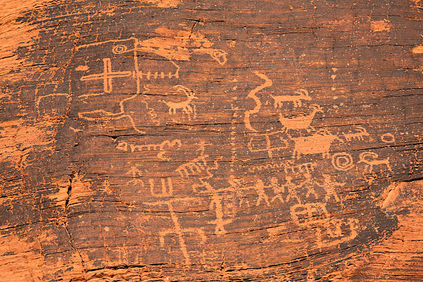 petroglyphs w valley of fire - cave painting prehistoric art north american tribal culture nevada zdjęcia i obrazy z banku zdjęć