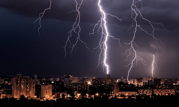 blitz sturm über die stadt - looking at view flash stock-fotos und bilder