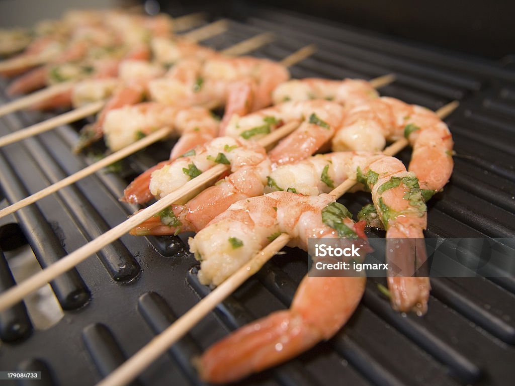 Camarões em um grill-detalhe - Foto de stock de Calor royalty-free