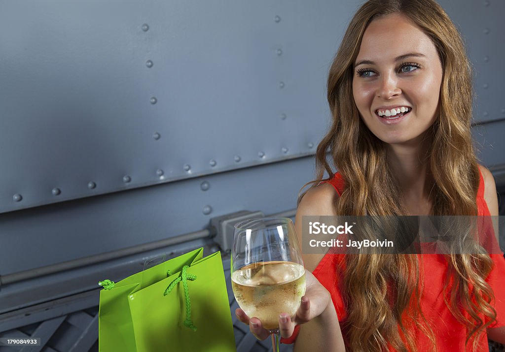 Junge shopper bei einem Glas Wein - Lizenzfrei Attraktive Frau Stock-Foto