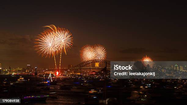 花火が 2013 年シドニーニューイヤーイヴ - お祝いのストックフォトや画像を多数ご用意 - お祝い, まぶしい, オーストラリア